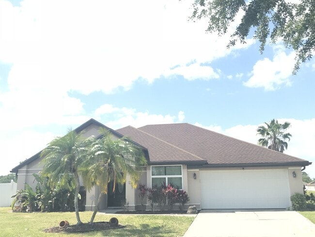 Building Photo - Waterfront Pool Home in Waterford Lakes