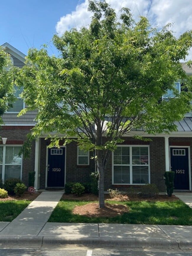 Building Photo - ~ Beautiful townhome in Mackintosh on the Lake ~