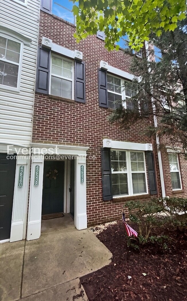 Building Photo - 1 Bed/1 Bath Condo with Community Amenities / Pet-Friendly / Available Now!