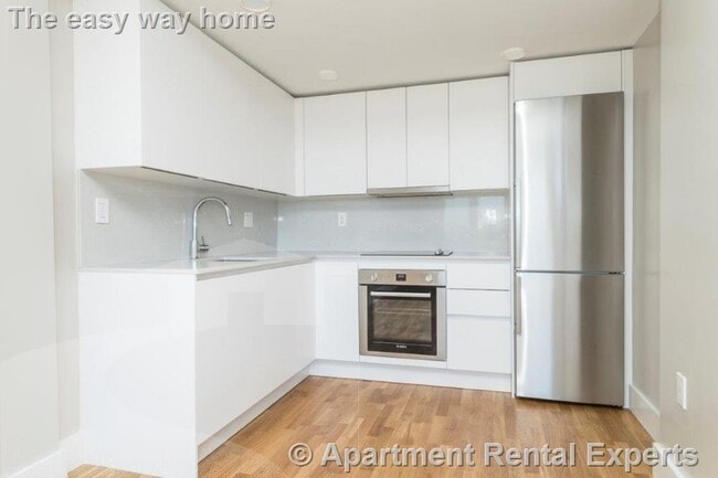 Building Photo - 334 Harvard St Unit #H7