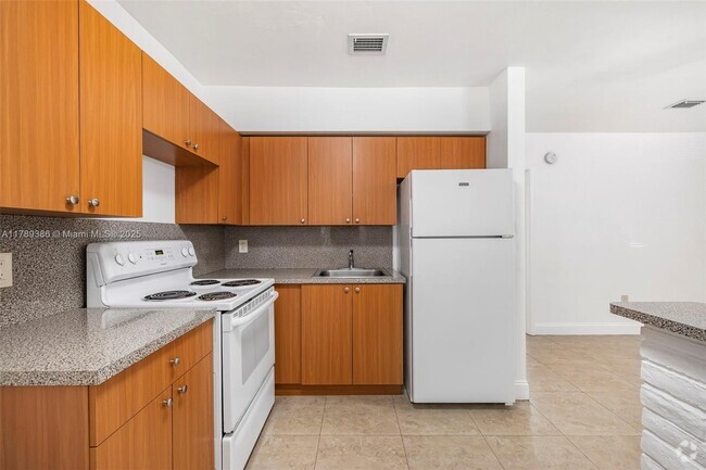 Building Photo - 5740 NW 38th St Unit E Rental