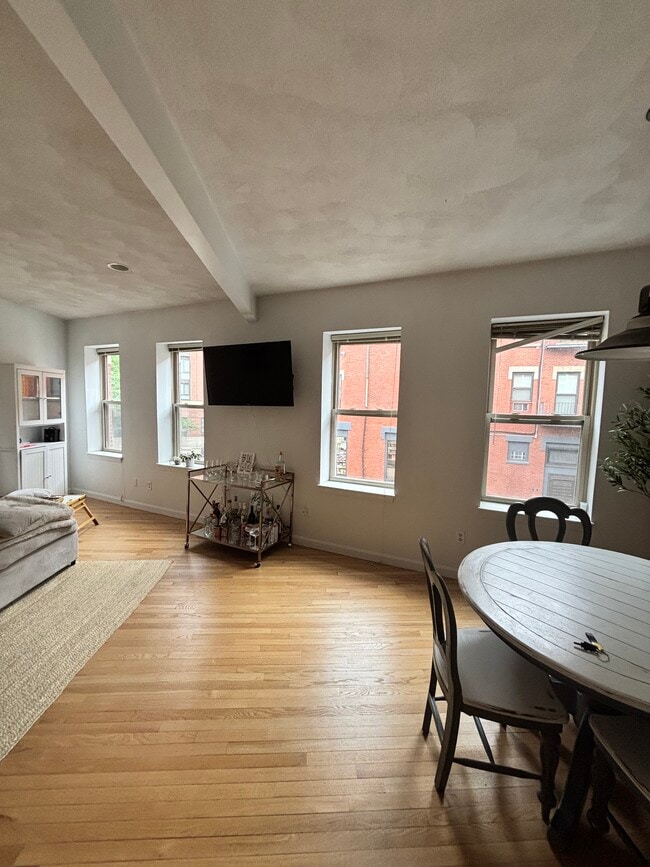 Sala de estar - 378 North St Unidad Spacious North End - 2BR
