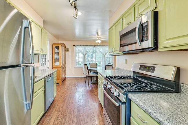 Photo - Nice SF 4bed+ 3 bath / close to Metro