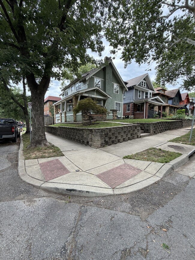 Building Photo - 800 E 41st St