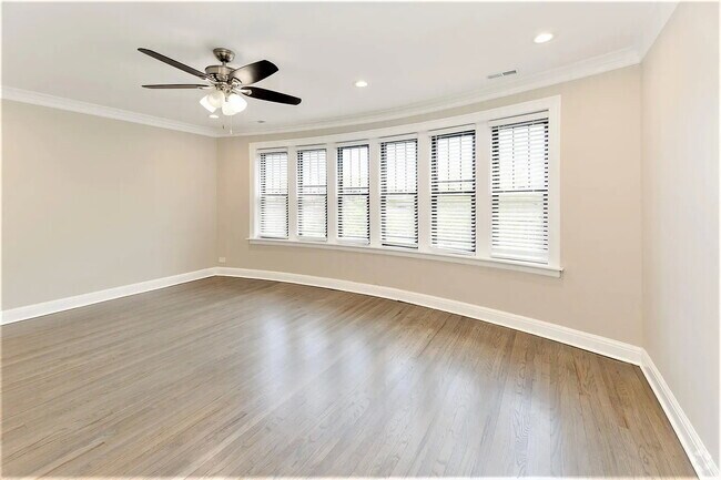 Building Photo - 2240 N Sawyer Ave Unit 2 Rental