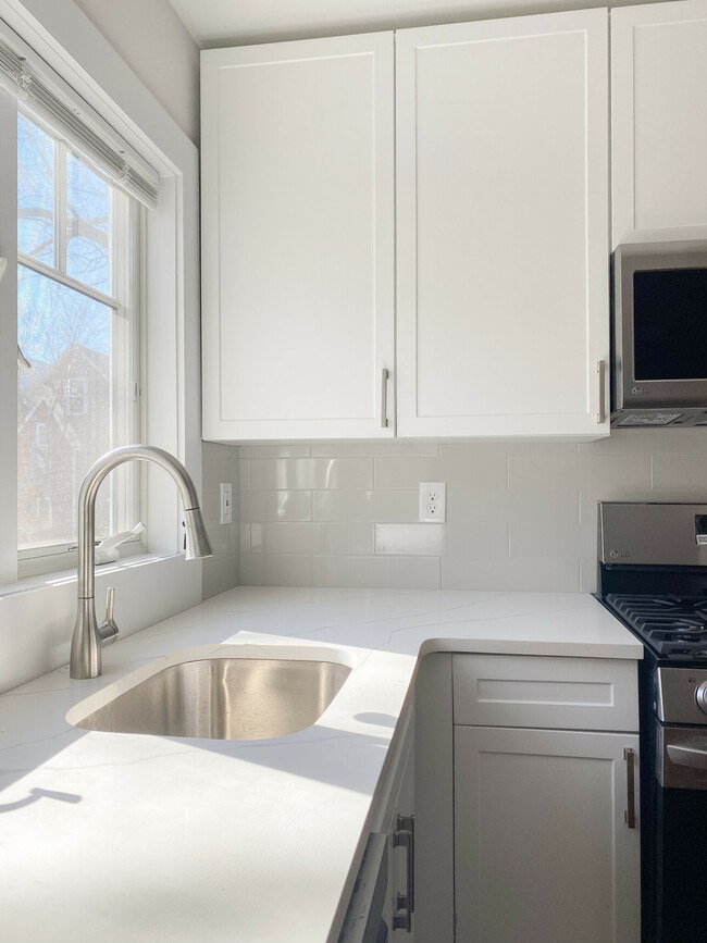 Building Photo - 72 Beacon St Unit 1 Rental