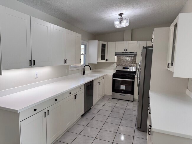 Photo - 904 E Sunnycrest Dr