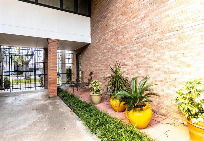 Photo - 2711 Briarhurst Dr Unidad 7 Rental