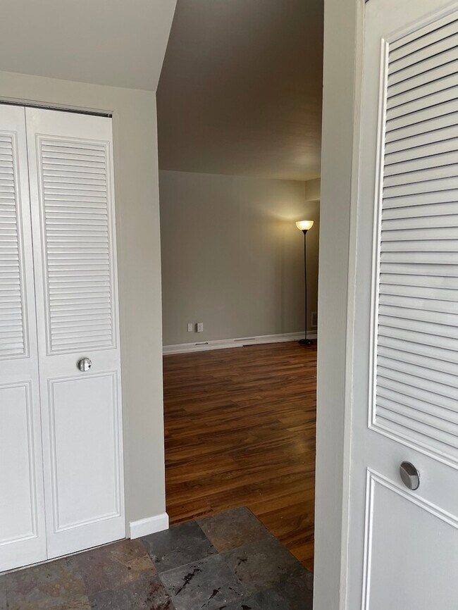 Photo - Large 1 bedroom condo Kenbrooke Court!