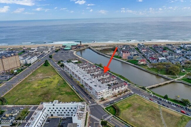 Building Photo - 4 Grove Ct