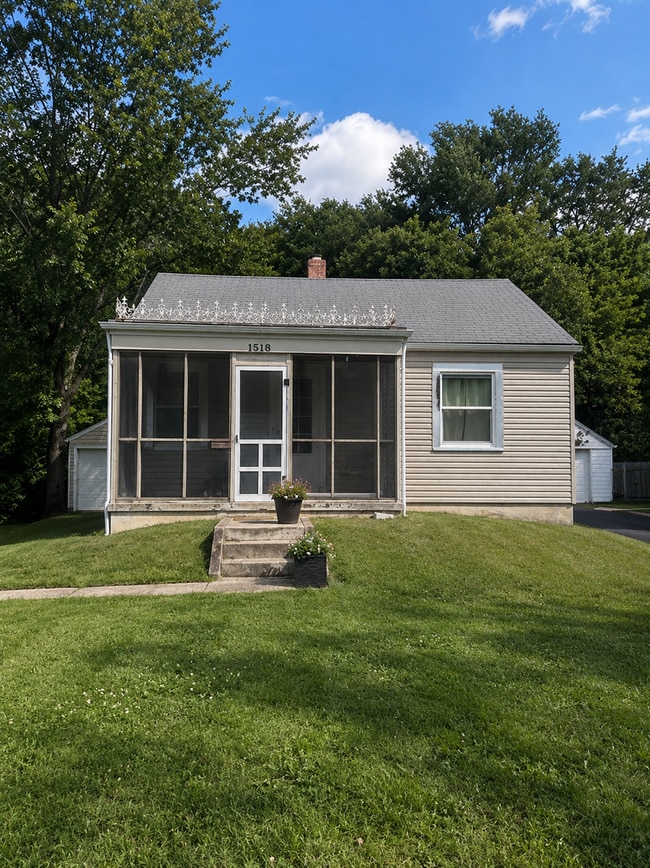 Building Photo - Charming 2 Bed, 1 Bath Home with Screened Front Porch!