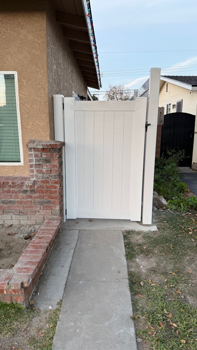 Building Photo - 10279 Priscilla St Unit A