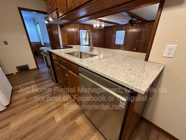 Photo - 7839 Robinson St