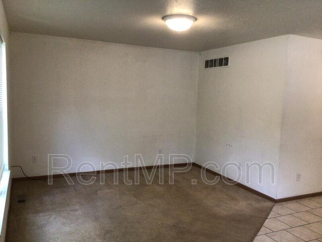 Photo - 811 S Main St