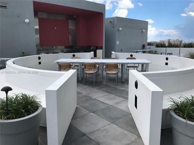 Photo - 2000 Metropica Wy Unit 2010