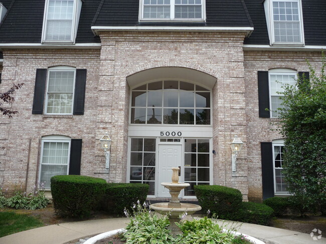 Building Photo - 5000 Carriageway Dr Unit 213 Rental