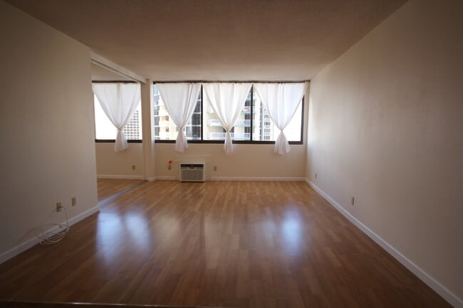 Photo - Kukui Plaza - Ewa Tower -1 Bedroom, 1 Bathroom, 1 Parking ! Unidad 1406