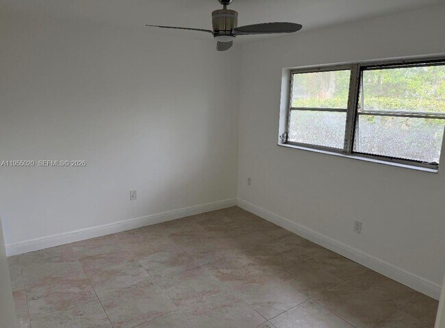 Photo - 4631 SW 33rd Ave Unidad 1-2