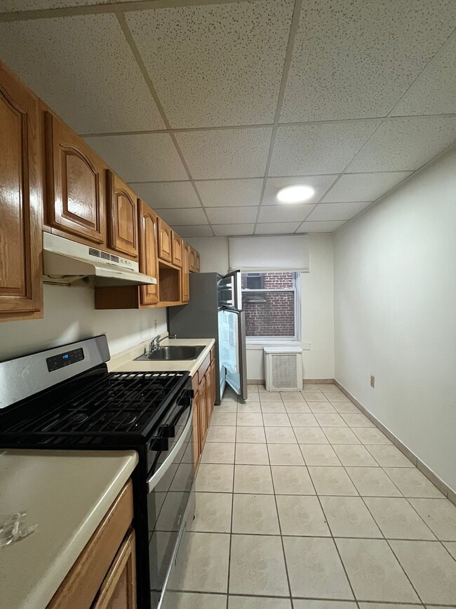 Building Photo - 179 W 48th St Unit 17