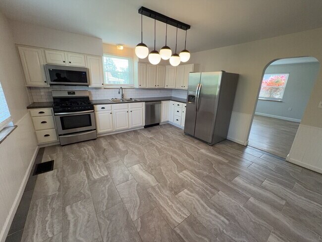 Photo - 464 Cloverdale Ave