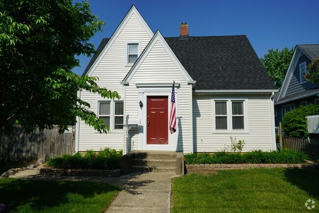 Building Photo - 626 N Hough St Rental