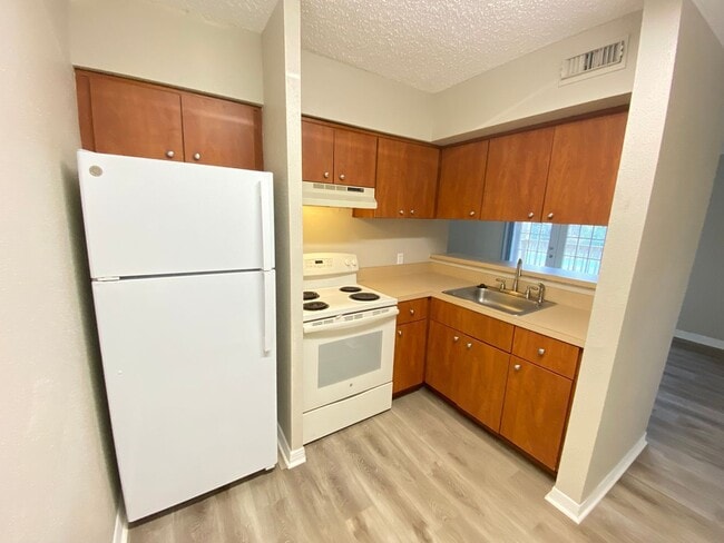 Photo - 435 Wymore Rd Unidad 203