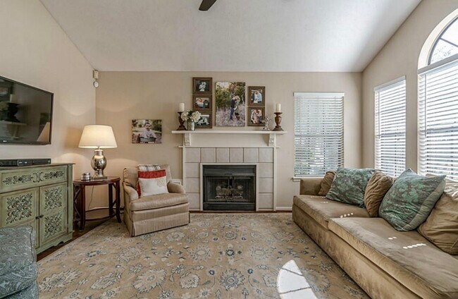 Photo - 28 Fallenstone Dr