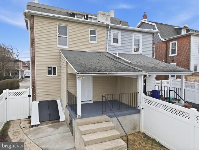 Photo - 825 Aubrey Ave