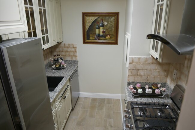 Fully equipped kitchen - 2045 Sierra Rd