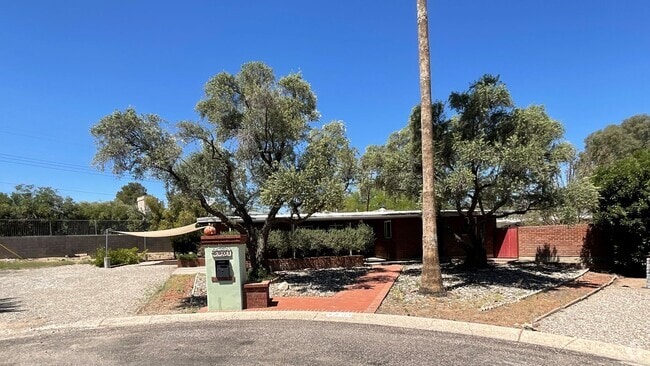Building Photo - Eastside home with privacy on cul-de-sac