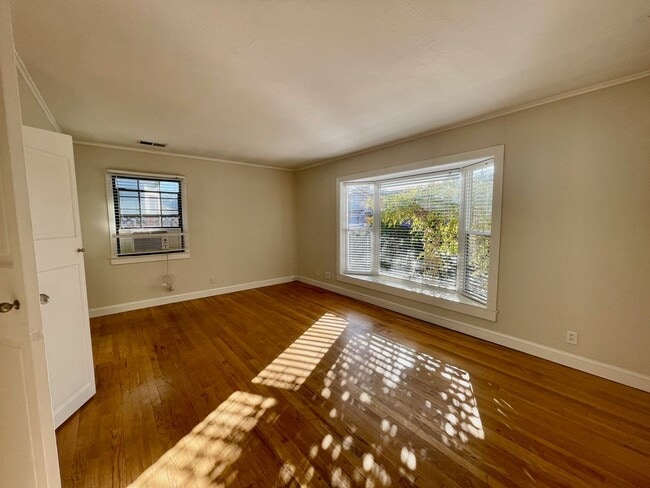 Photo - Cozy 1/1 Santa Clara Gem