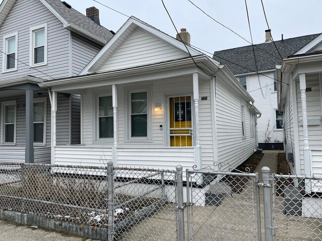 Building Photo - 1585 E 32nd St Unit NA