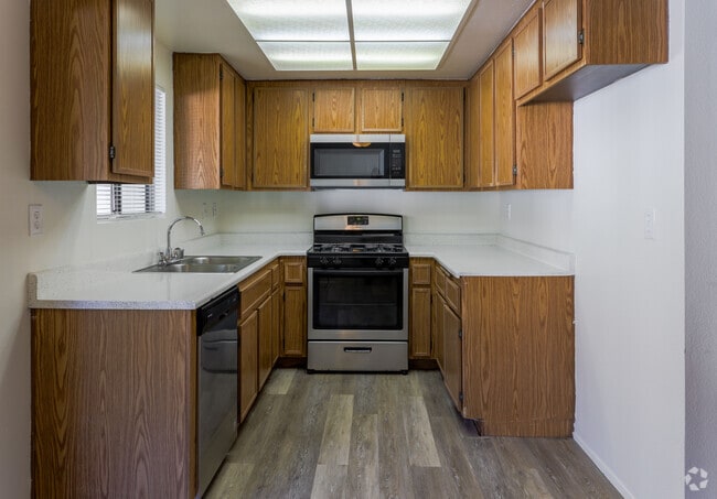 2BR, 2BA - 900 SF