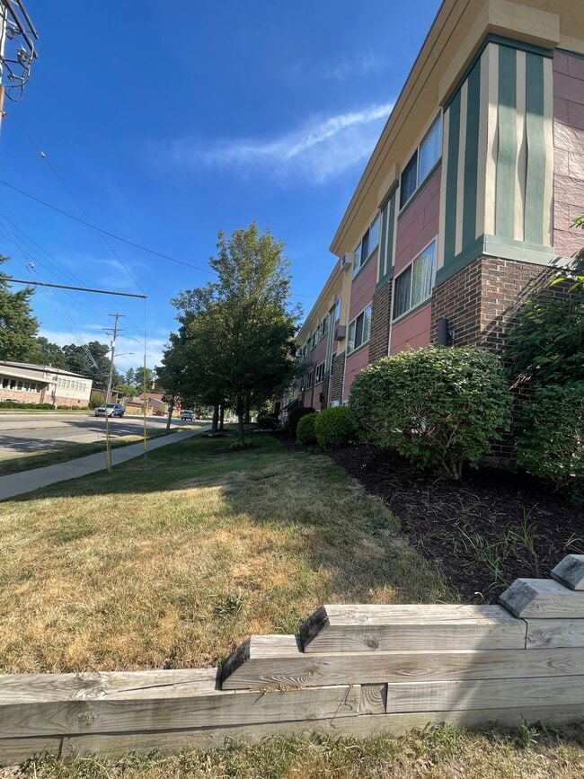 Abbot Manor (910 Apartments, LLC)