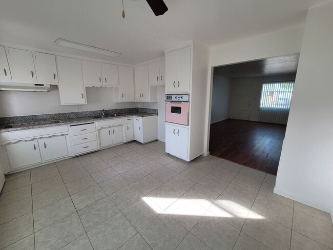 Building Photo - Sweet 38/40 Unit 2840
