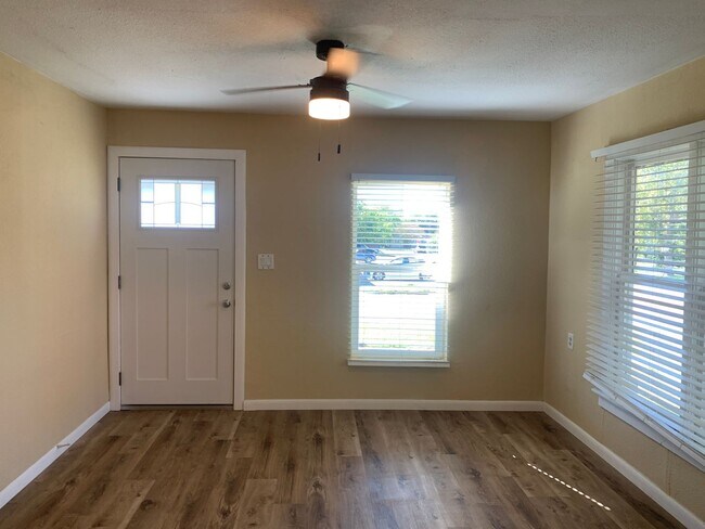 Photo - 1101 Hall Unit 1101 Hall Apt A