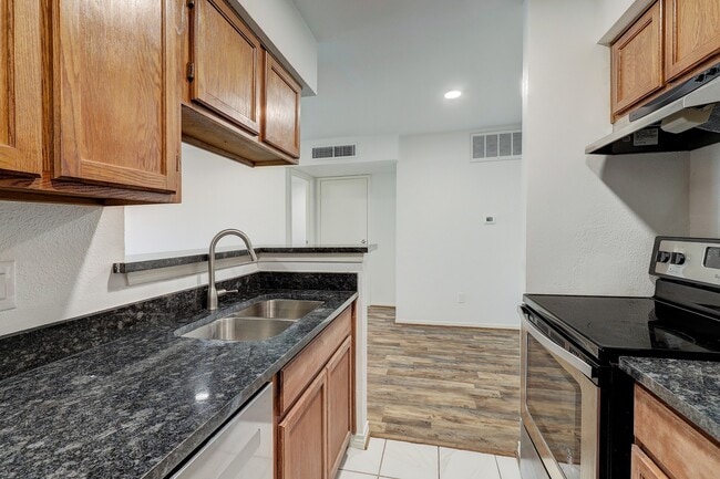 Photo - 11201 Lynbrook Dr Unidad 3818