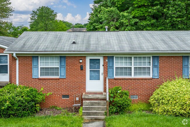 Entrance - Lincoln Grove Apartments