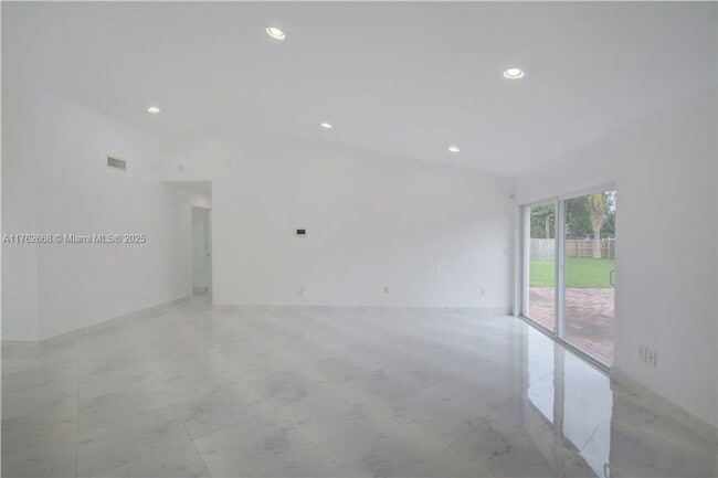 Photo - 210 NE 2nd Ct