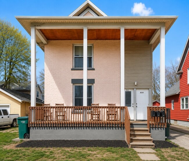 820 W Shiawassee St Unit B Upstairs Whole
