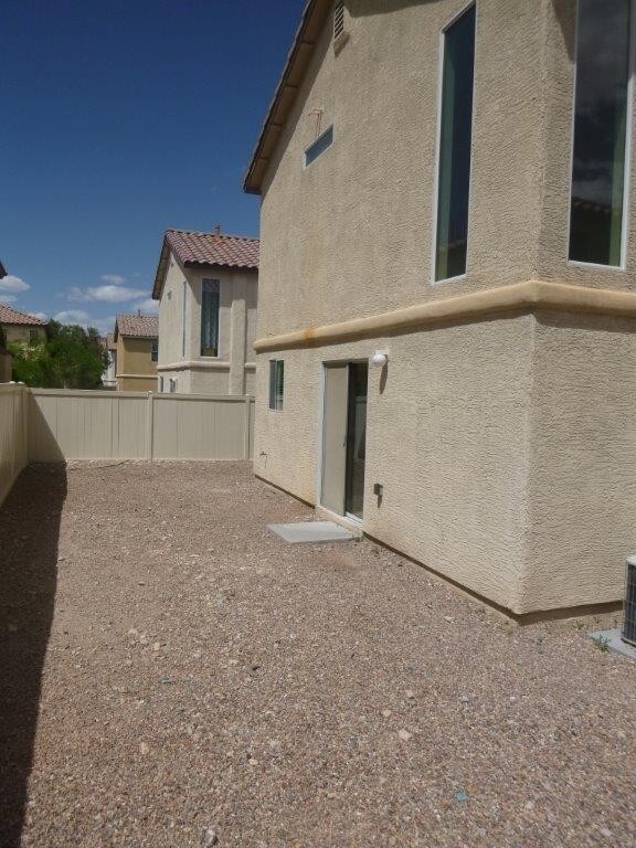 8217 Amphora St