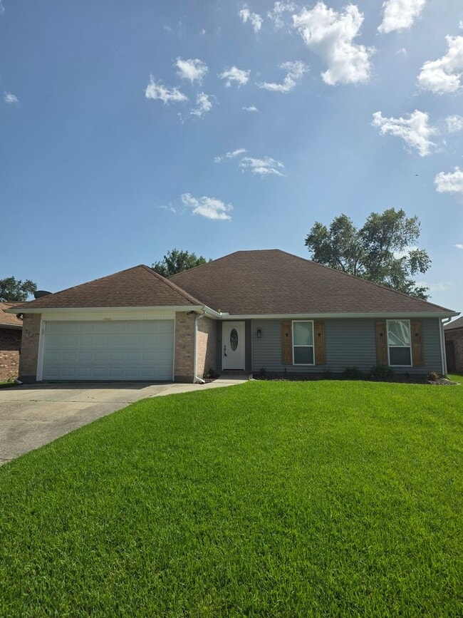Building Photo - Water Front Living 3 Bedroom 2 Bath Open floor plan No Carpet