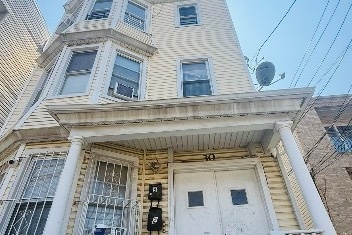 Building Photo - 30 Wainwright St Rental