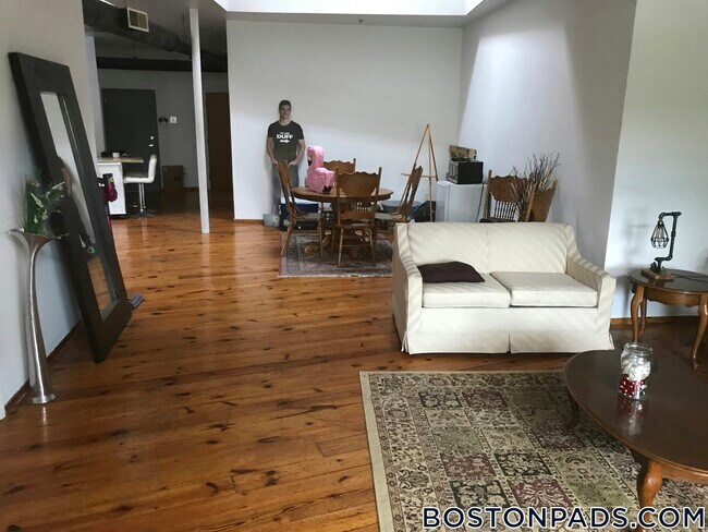 Building Photo - 600 Columbia Rd Unit 21