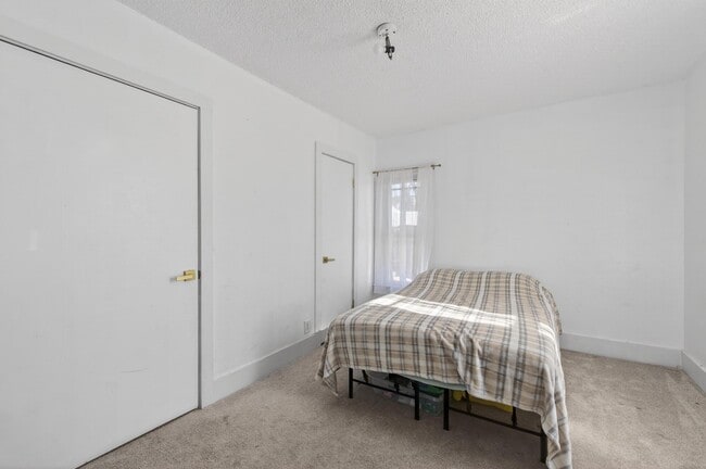 Building Photo - 307 E Oak St