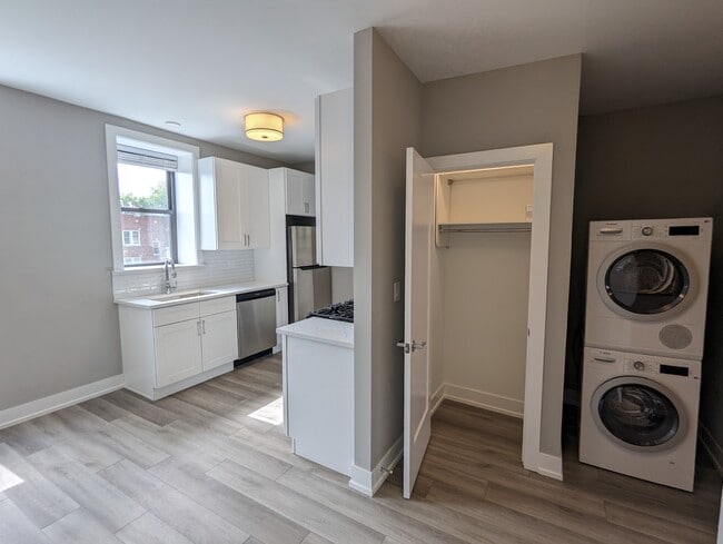 Building Photo - 3935 N Janssen Ave