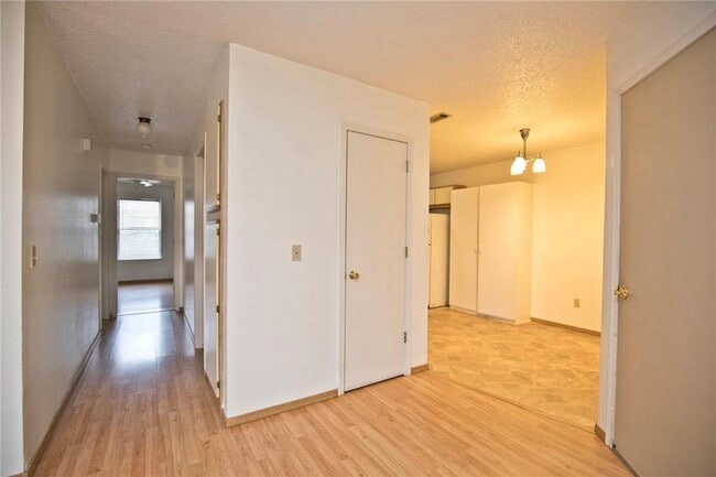 Photo - 5905 Sara St