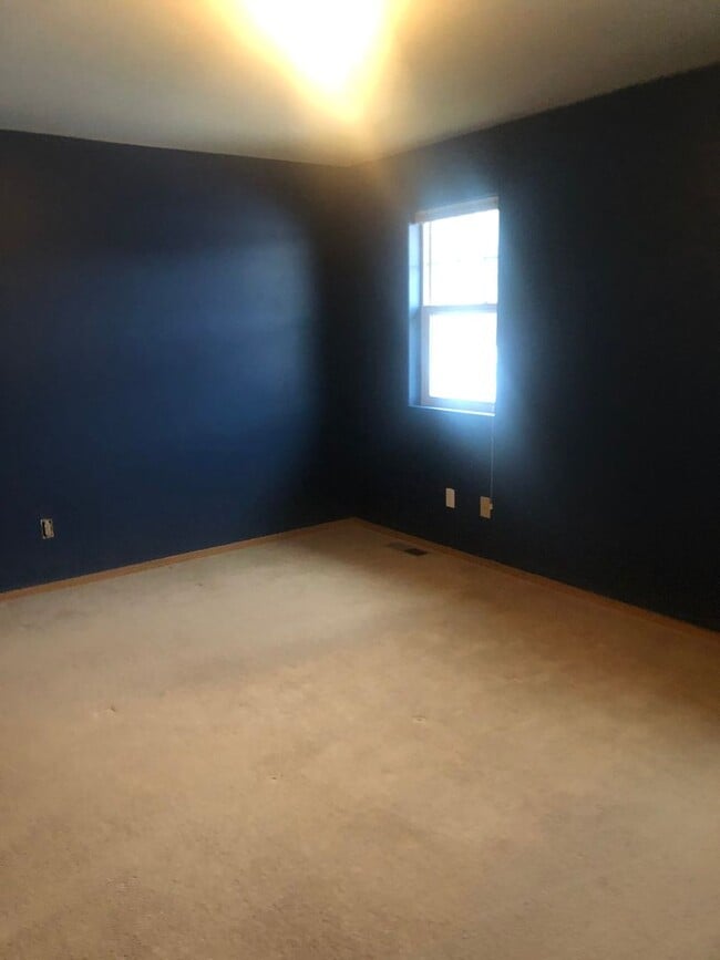 Photo - 3 Bedroom / 2 Bathroom Townhouse – Pet Fri...
