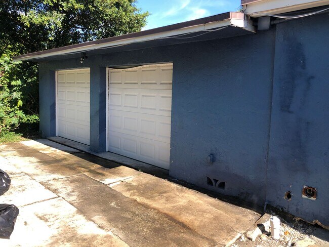 Photo - Large 5-2 with 2 car garage