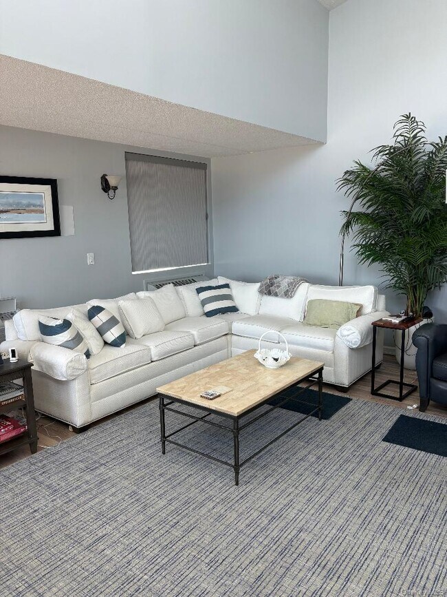 Photo - 750 W Broadway